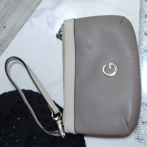 Claire's Beret & Guess Wristlet Set - Picture 4 of 6